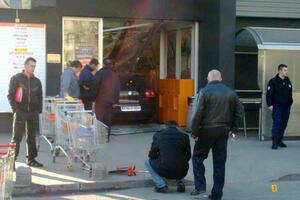 Žena autom uletjela u tržni centar u Sarajevu