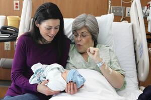 Uprkos menopauzi, baka (61) rodila svog unuka