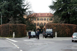 Demonstracije protiv Berluskonija ispred njegove vile