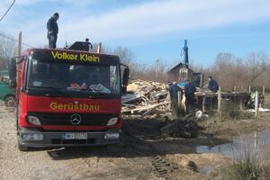 Inspektori srušili 12 vikendica na Bojani