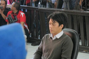 Pop pjevač za snimak seksa sa dvije djevojke osuđen na 3 godine ...