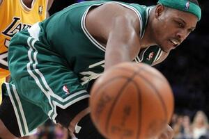 Boston preslišao Lejkerse u Stejpls centru