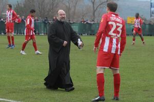 Pop ušao na teren, Delije citirale Amfilohija!