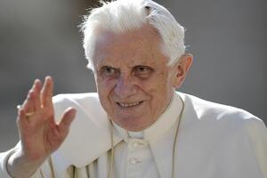 Papa blagoslovio Fejsbuk, ali pozvao na stvarni kontakt