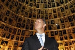 Đukanović uči engleski i navraća u partiju