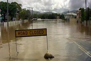 Krokodili i zmije prijete poplavljenom australijskom gradu