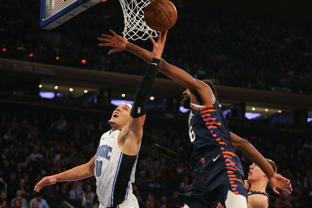 Robinson blokira Arona Gordona, Foto: Andy Marlin