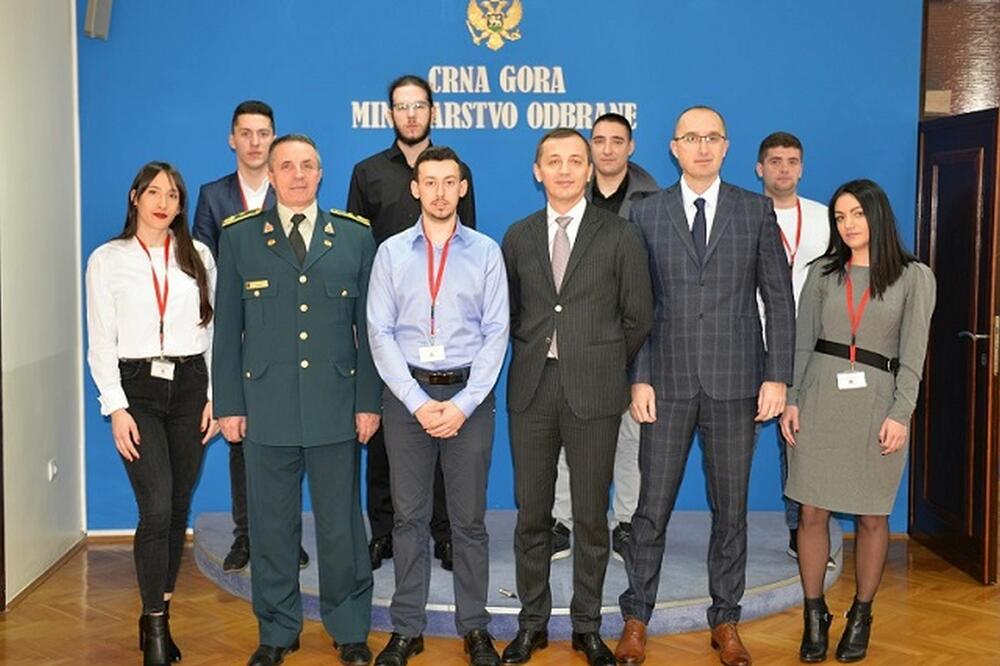 Ministar Bošković sa stipendistima, Foto: Ministarstvo odbrane