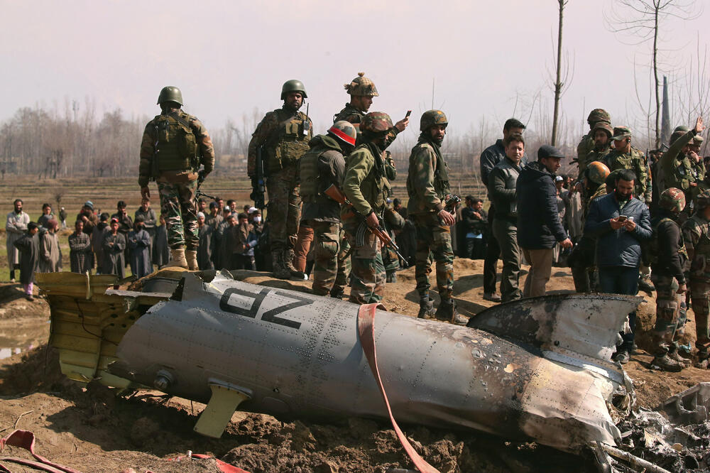 Indijski vojnici pored oborenog aviona, Foto: Reuters