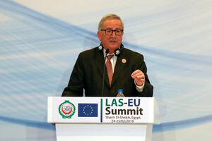 Junker prekinuo govor kako bi se javio supruzi