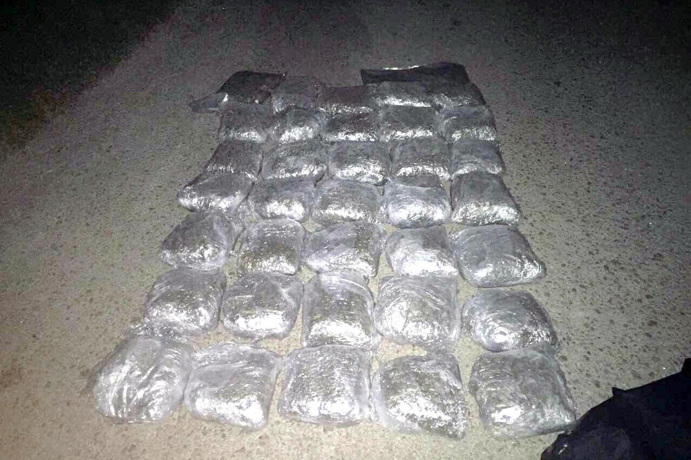 Državljanin Albanije osumnjičen da je 2017. u Crnu Goru prokrijumčario 34,8 kilograma marihuane, Foto: Uprava policije