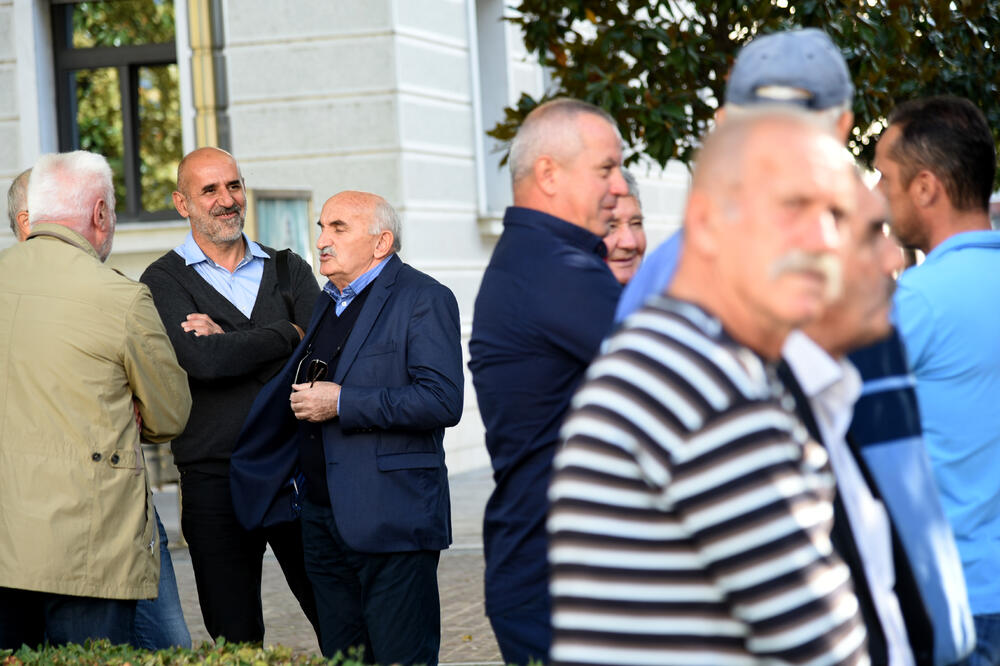 Botunjani ispred zgrade Opštine Podgorica, Foto: Boris Pejović