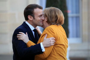 Topli zagrljaj: Pogledajte kako je izgledao susret Merkel i Makrona