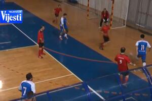 Katolički sveštenici driblaju u Baru