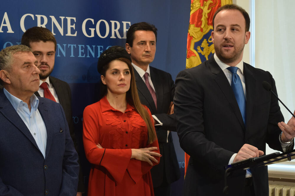 “U politici nije sve dozvoljeno”: Nikolić sa kolegama iz poslaničkog kluba, Foto: Luka Zeković