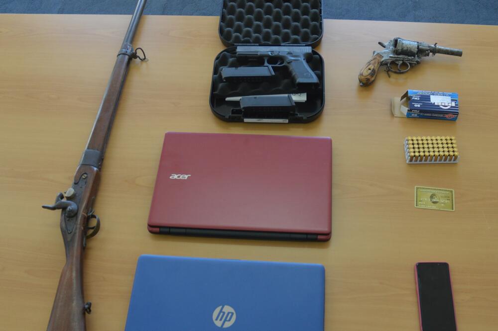 Predmeti pronađeni pretresom stana i drugih prostorija koje koristi Cetinjanin B.S., Foto: Uprava policije