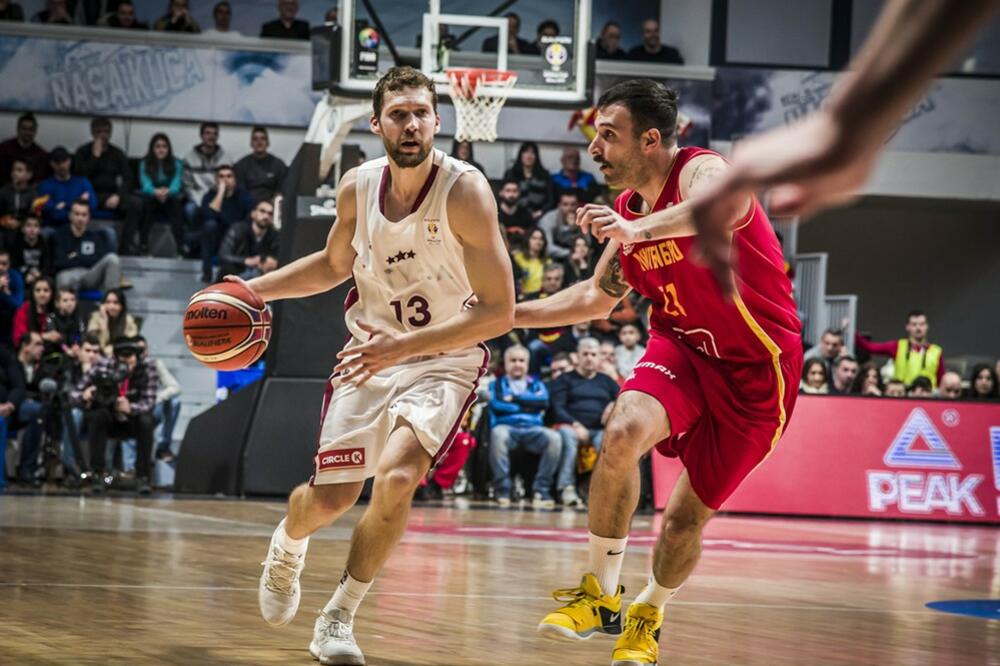 Janis Strelnijeks u duelu sa Nemanjom Vranješom, Foto: FIBA