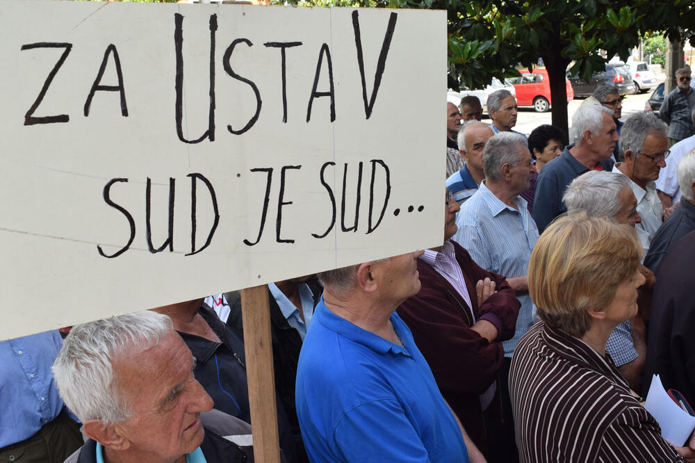 Sa ranijeg protesta "dakićevaca" ispred Ustavnog suda, Foto: Luka Zeković