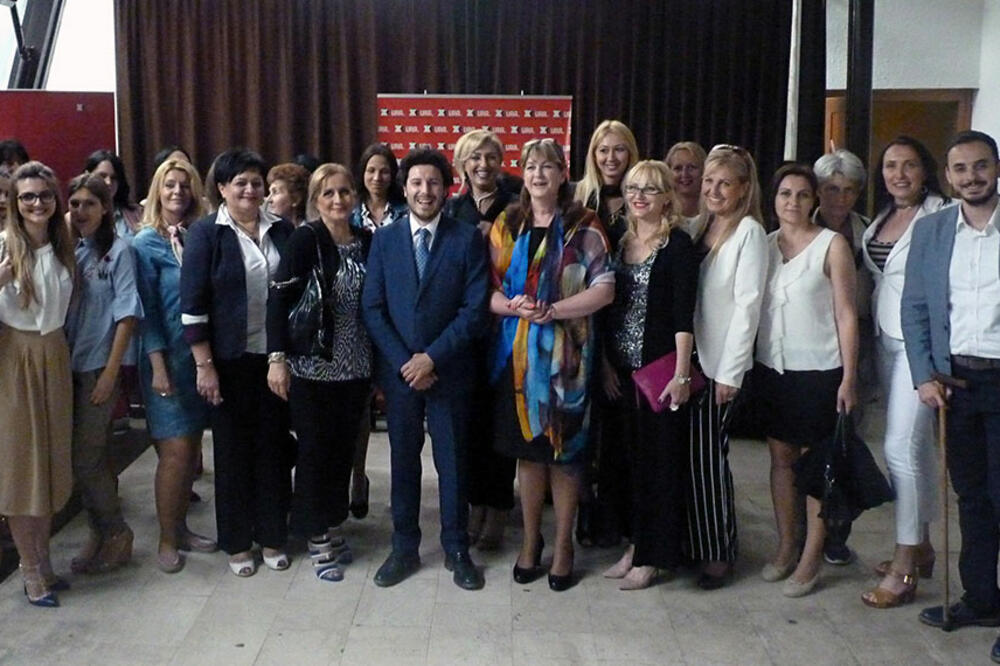 Članice Foruma žena GP URA sa predsjednikom partije Dritanom Abazovićem i potpredsjednikom GP URA Milošem Konatarem, Foto: Građanski pokret URA