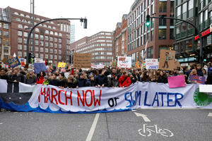 "Marširajte sada ili plivajte kasnije": Učenici protestuju protiv...