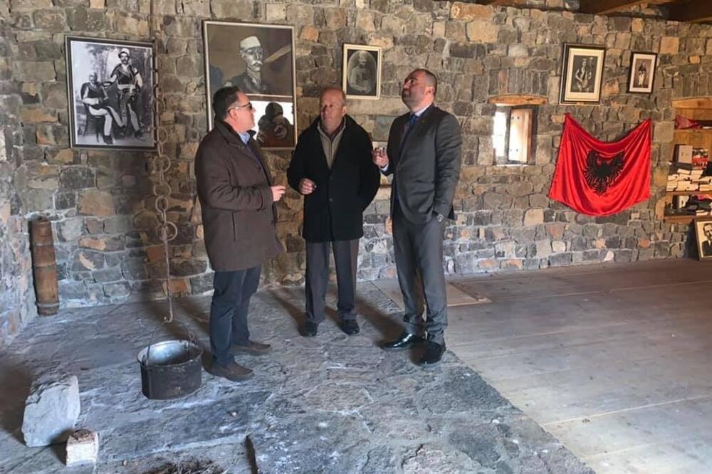 Podržao albansku listu: Gaši u selu Barlaj, Foto: Facebook