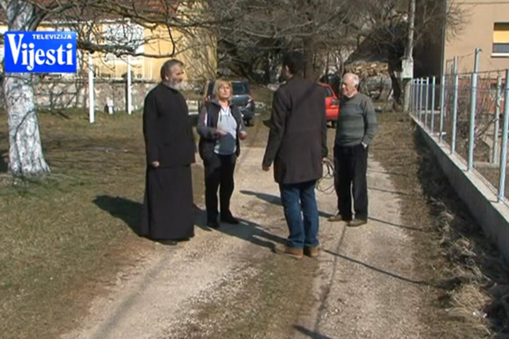 Todorovići i Pejatovići sa novinarom TV "Vijesti", Foto: Printscreen YouTube