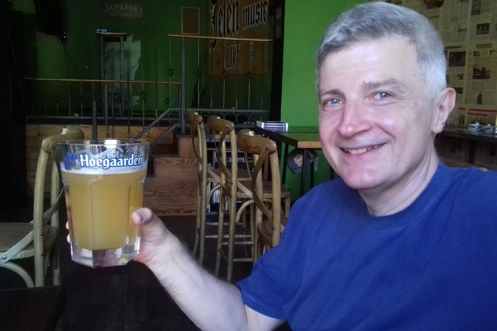 Sa omiljenim pivom, Foto: Priovatna arhiva