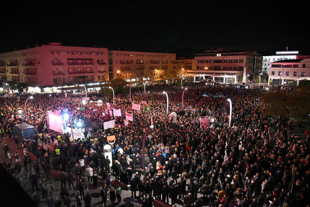 Više hiljada građana okupilo se na građanskim protestima u Podgorici. Pogledajte šta je zabilježio fotoreporter "Vijesti"