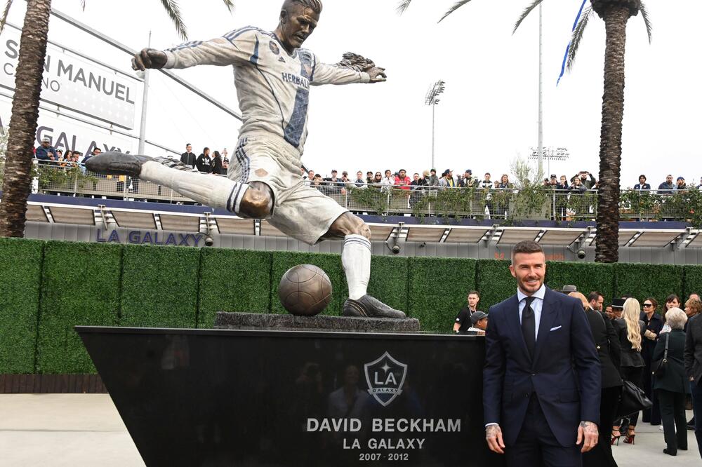 Statua i Bekam ispred stadiona Galaksija, Foto: Reuters
