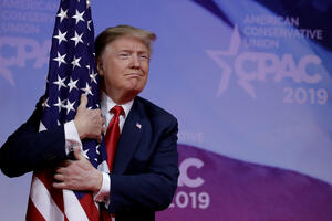 Tramp izgrlio zastavu, pa kritikovao protivnike