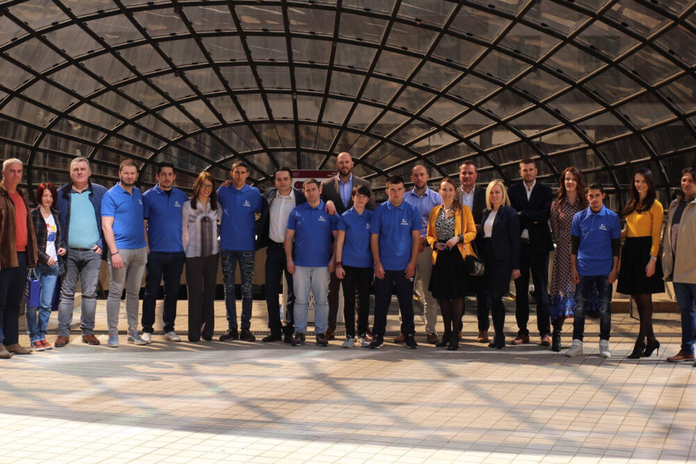 Predstavnici UNIQA osiguranja sa dijelom delegacije Specijalne Olimpijade koja ce nastupati u Abu Dabiju, Foto: UNIQA