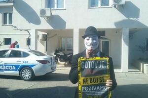 Demokrate: Naš aktivista priveden zbog performansa u Danilovgradu