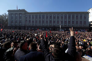 U Tirani opsadno stanje: Sjednica parlamenta i protest istovremeno