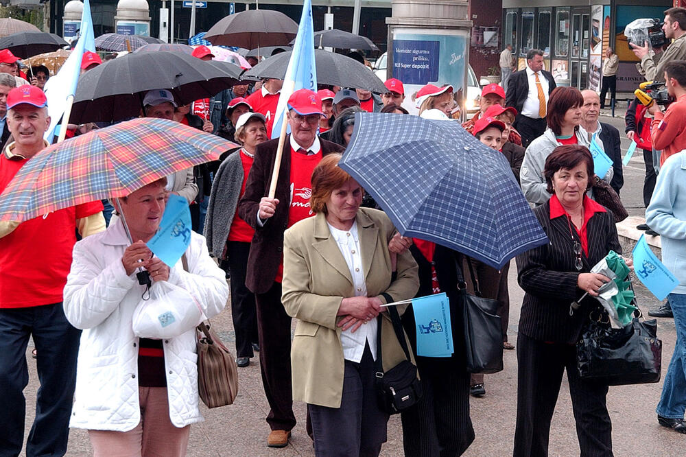 Za Vladu skuplje rješenje da odmah poveća minimalnu zaradu na polovinu prosječne: Sa jedne od ranijih prvomajskih šetnji, Foto: Boris Pejović