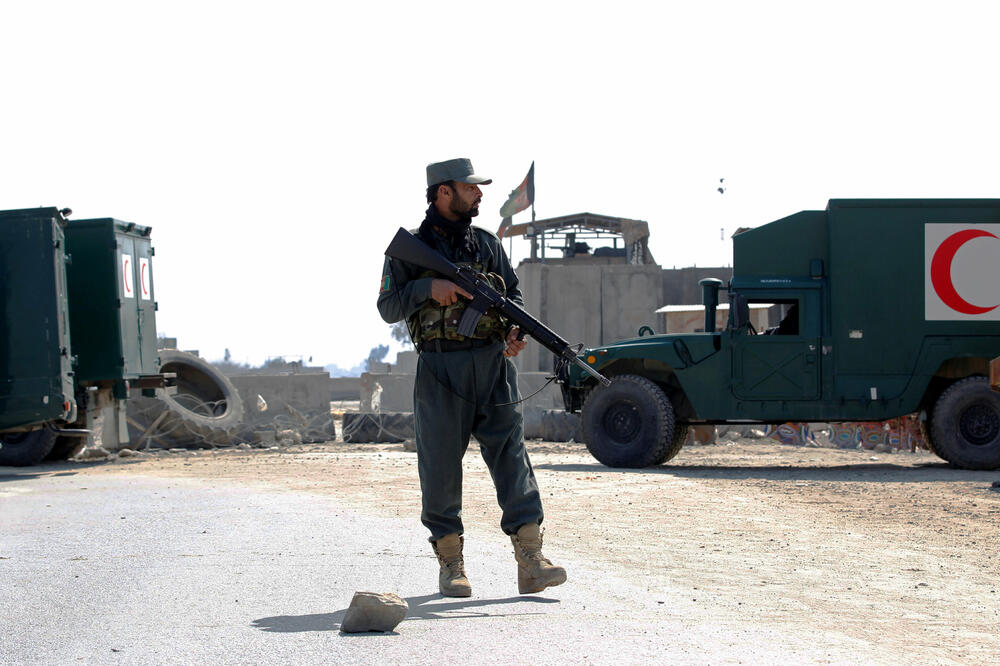 Avganistanski policajac u blizinni mjesta napada, Foto: Reuters
