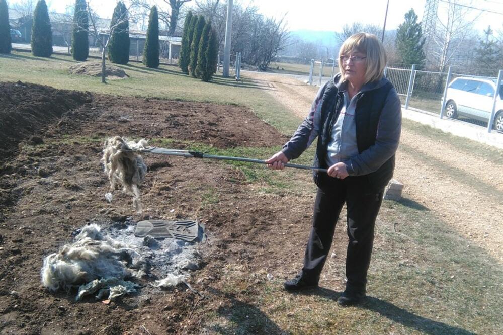 Mineralna vuna prekrila imanja porodica Todorović i Pejatović, Foto: Svetlana Mandić