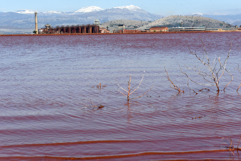 Bazen crvenog mulja pored KAP-a, Foto: Luka Zeković