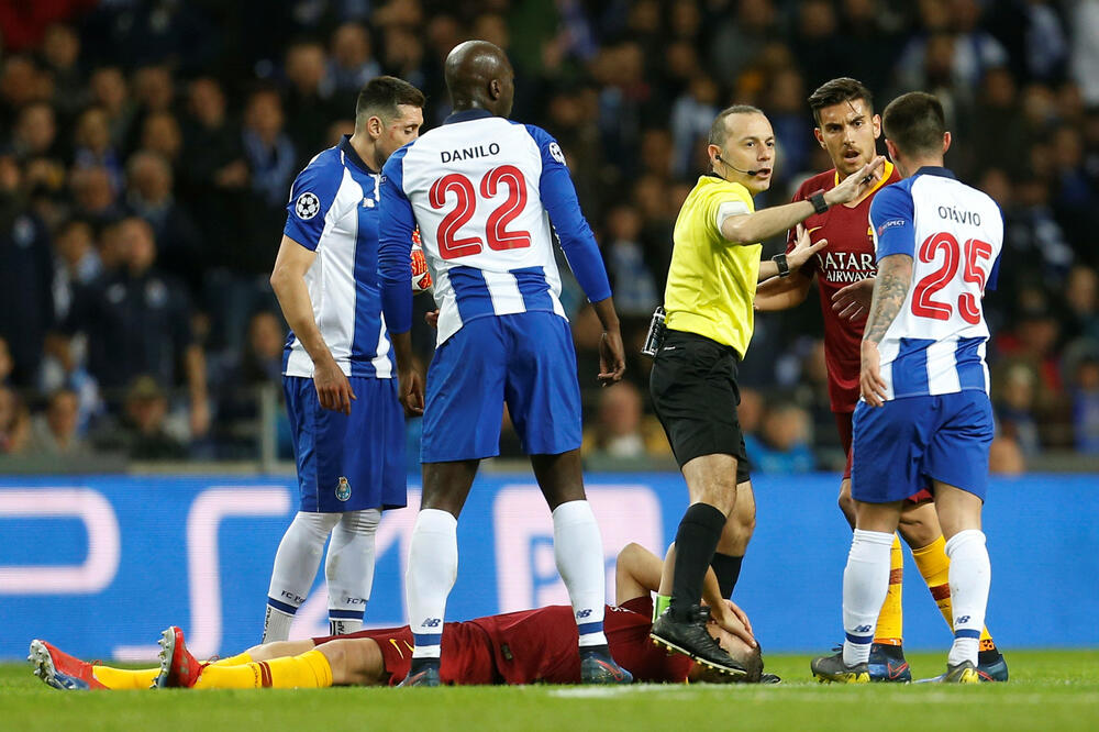 Džeko na travi nakon duela sa Pepeom, Foto: Reuters