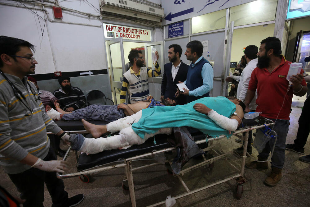 Povrijeđene dovode u bolnicu, Foto: Reuters