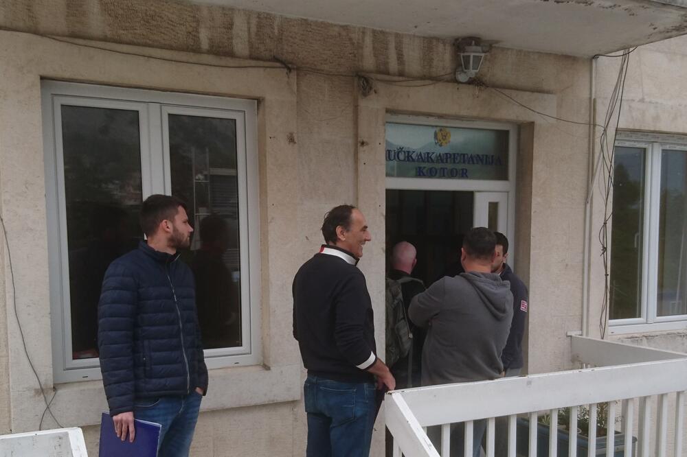 Redovi ispred ulaza u Lučku kapetaniju, Foto: Unija pomoraca