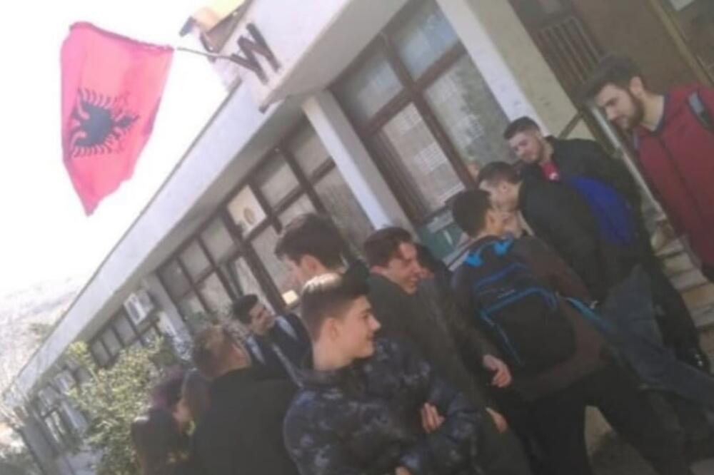 Zastava Albanije na gimnaziji u Tuzima, Foto: Čitalac Vijesti
