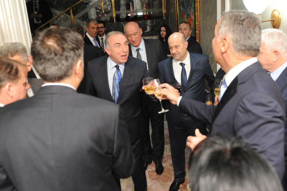 Pet dana ignorišu pitanja da li podnijeti ostavke, Foto: Savo Prelević