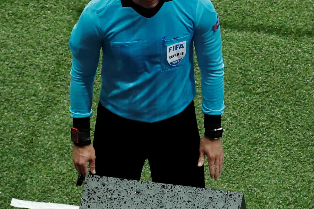Damir Skomina gleda snimak prije nego što je dosudio penal za Junajted, Foto: Reuters