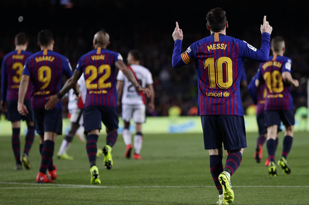 Lionel Mesi i saigrači proslavljaju vodeći gol Barselone