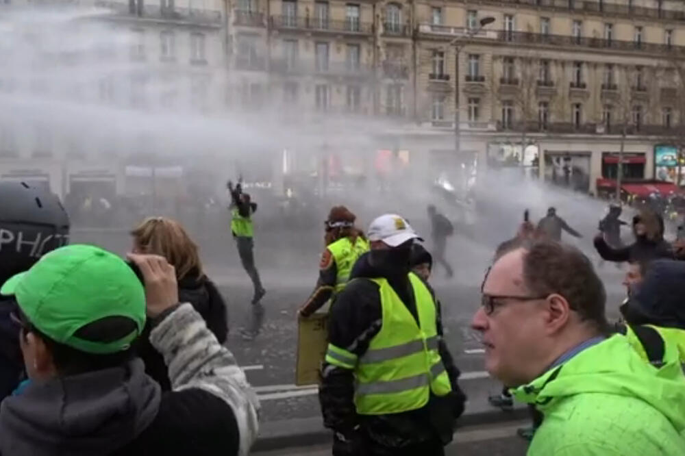 Koristili vodeni top i suzavce, Foto: AP