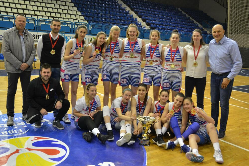 Košarkašice i stručni štab Budućnosti sa pobjedničkim peharom (Foto: Milan Šapurić)