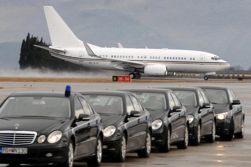 Službena vozila na aerodromu u Golubovcima, Foto: Boris Pejović