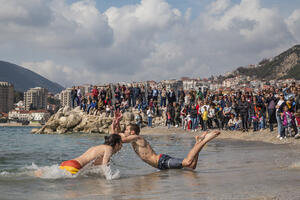 Herceg Novi: Picigin zagrijao igrače i publiku, igrao i Goran Karan