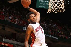 Zakucavanje godine: Pogledajte nebeski let Derika Džonsa