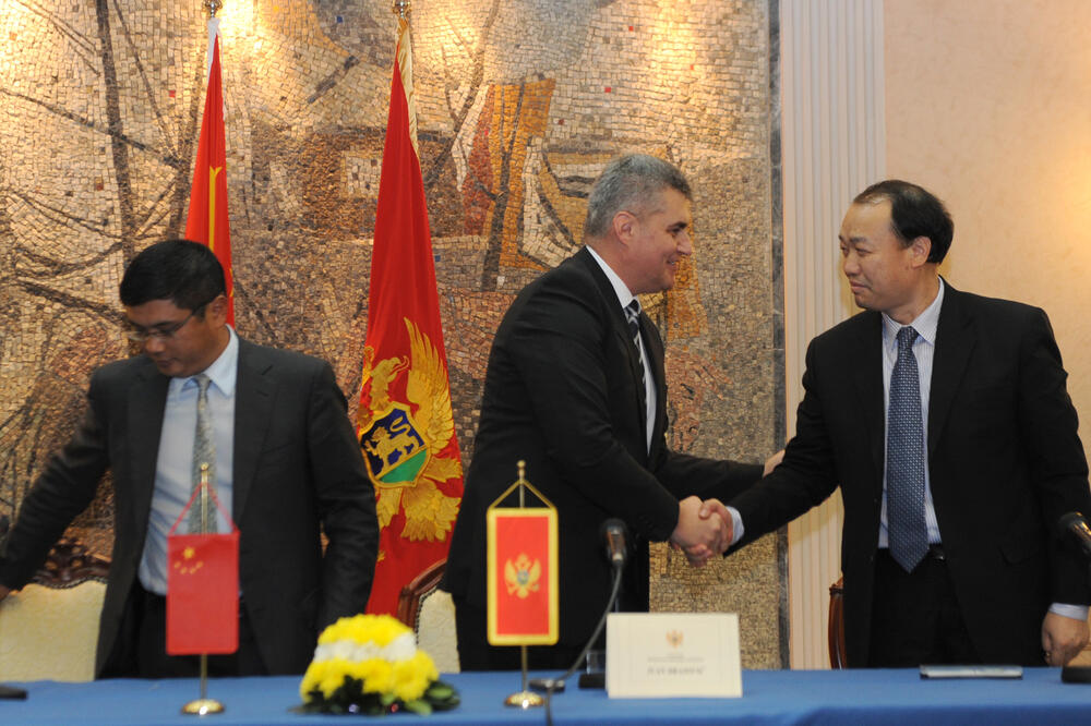 Stručnjaci kažu da je sve moglo bolje i jeftinije: Brajović potpisuje ugovor 2014., Foto: Savo Prelević